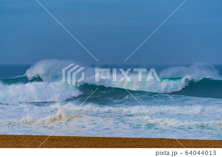 ポルトガルナザレ海岸に打ち寄せ砕け散る大波、Big wave Nazare Portugal ポルトガルナザレ海岸に打ち寄せ砕け散る大波、Big wave Nazare Portugal 64044013