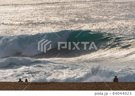 ポルトガルナザレ海岸に打ち寄せ砕け散る大波、Big wave Nazare Portugal ポルトガルナザレ海岸に打ち寄せ砕け散る大波、Big wave Nazare Portugal 64044023