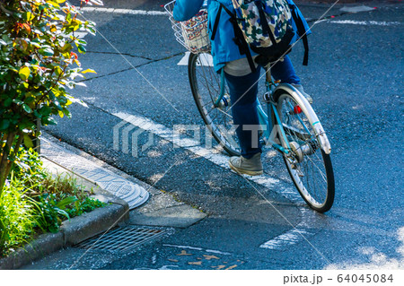 カーブを曲がる自転車 女性 自転車 朝 カーブを曲がる自転車 女性 自転車 朝 64045084