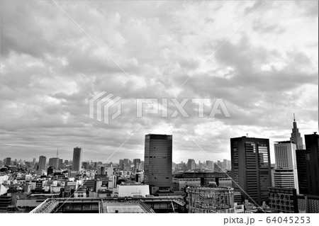 朝の西新宿の都市風景 64045253
