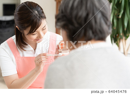 女性　シニア　歯科衛生士 64045476