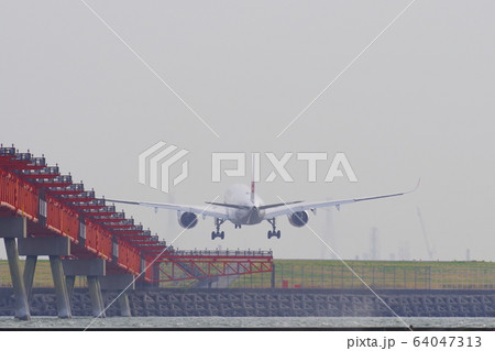 羽田空港に着陸する旅客機 64047313