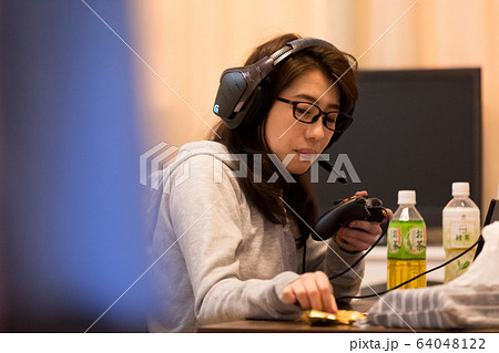 ゲーマー女性 64048122