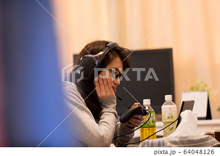 ゲーマー女性 64048126
