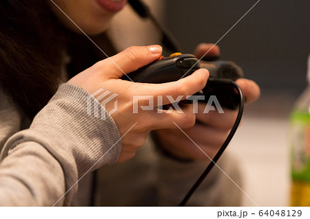 ゲーマー女性 64048129