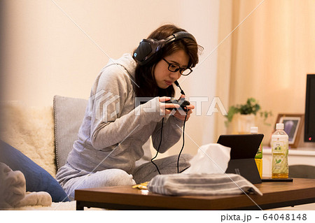 ゲーマー女性 64048148