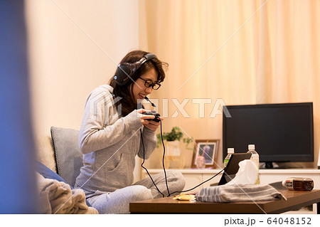 ゲーマー女性 64048152