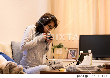 ゲーマー女性 ゲーマー女性 64048153