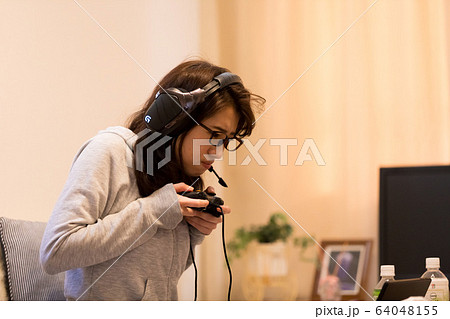 ゲーマー女性 64048155