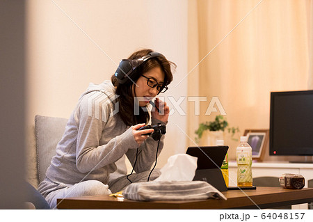ゲーマー女性 64048157