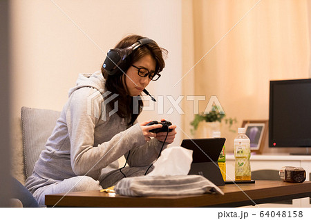ゲーマー女性 ゲーマー女性 64048158