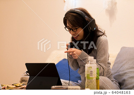 ゲーマー女性 64048163