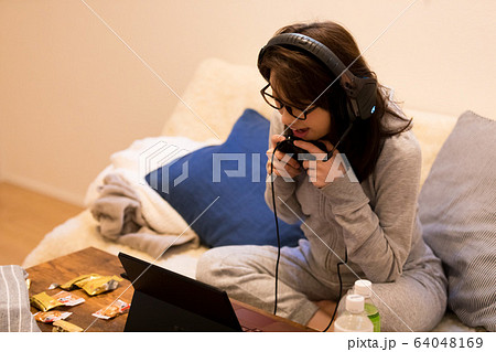 ゲーマー女性 64048169