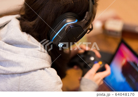 ゲーマー女性 64048170