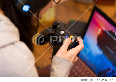 ゲーマー女性 ゲーマー女性 64048177