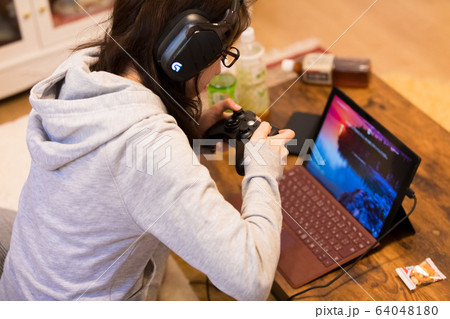 ゲーマー女性 ゲーマー女性 64048180