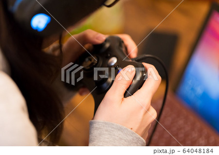 ゲーマー女性 64048184