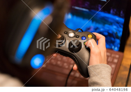 ゲーマー女性 ゲーマー女性 64048198