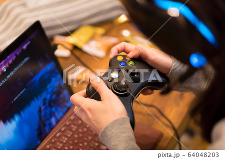 ゲーマー女性 64048203