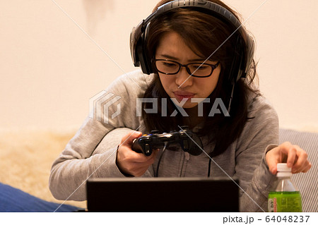 ゲーマー女性 64048237