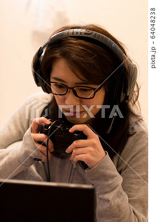 ゲーマー女性 64048238