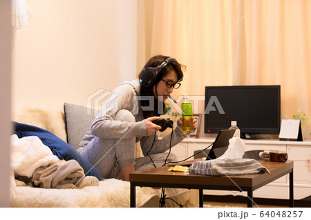 ゲーマー女性 64048257
