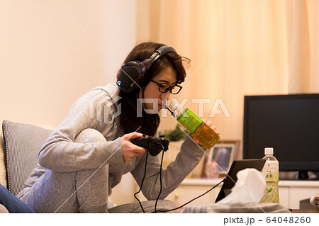 ゲーマー女性 64048260