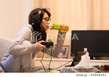 ゲーマー女性 ゲーマー女性 64048261