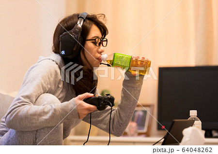 ゲーマー女性 ゲーマー女性 64048262