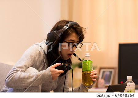 ゲーマー女性 64048264