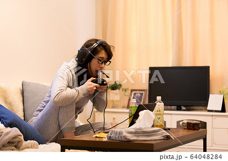 ゲーマー女性 64048284