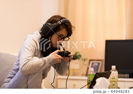 ゲーマー女性 ゲーマー女性 64048285