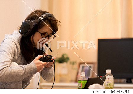 ゲーマー女性 ゲーマー女性 64048291