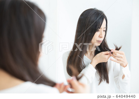 髪の悩みを持つシニア女性 64049440