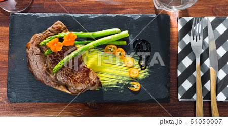 Juicy roasted beef entrecote 64050007