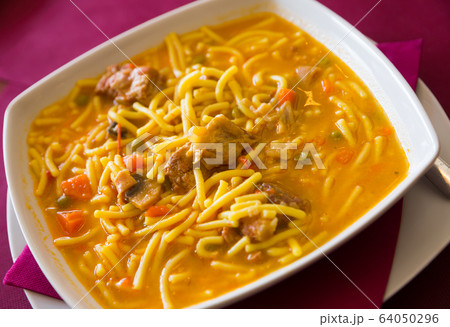 Fideos a la cazuela con costilla 64050296