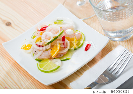 Shrimp ceviche with lime 64050335