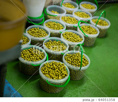 Ripe olives in plastic containers 64051358