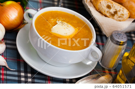 Cream soup with vegetables and soft cheese 64051571
