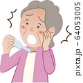 体温計を見ているお婆さん 64053005