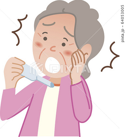 体温計を見ているお婆さん 64053005