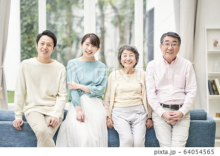 家族　高齢の親 64054565