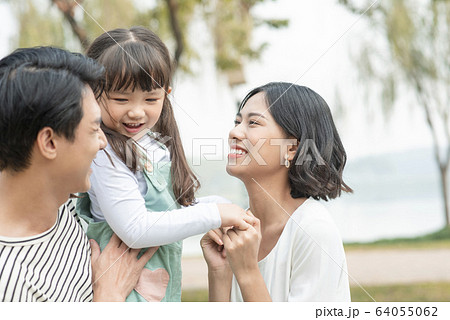 屋外で遊ぶ親子 64055062