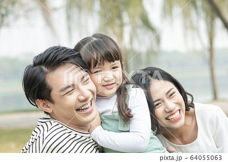 屋外で遊ぶ親子 64055063