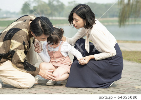 怪我をした女の子を心配する親 64055080