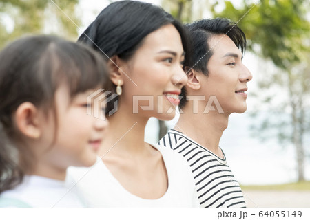屋外で遊ぶ親子のポートレート 64055149