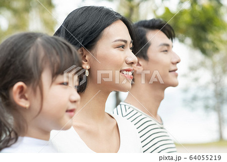 屋外で遊ぶ親子のポートレート 64055219