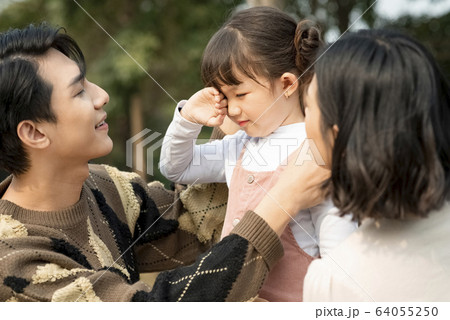 泣いている女の子を慰める親 64055250