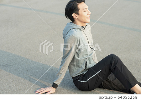 屋外で運動をする若い男性 屋外で運動をする若い男性 64055258