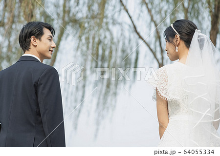 屋外でのカップルウエディングポートレート 64055334